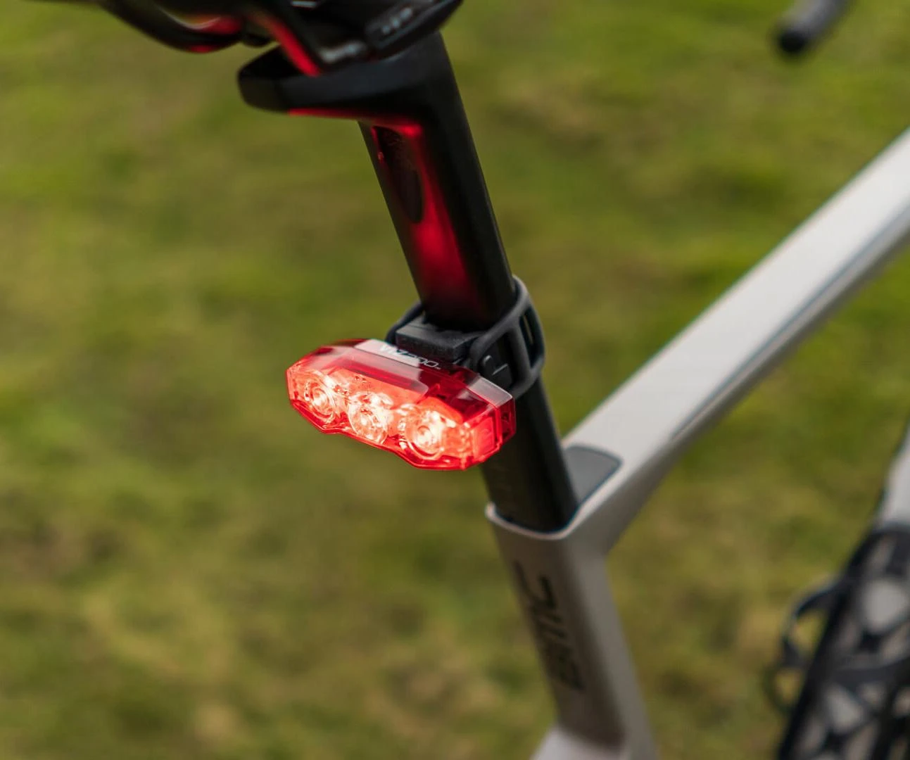Cateye VIZ 300 Rear Bike Light 12 Cateye VIZ 300 Rear Bike Light - Image 10