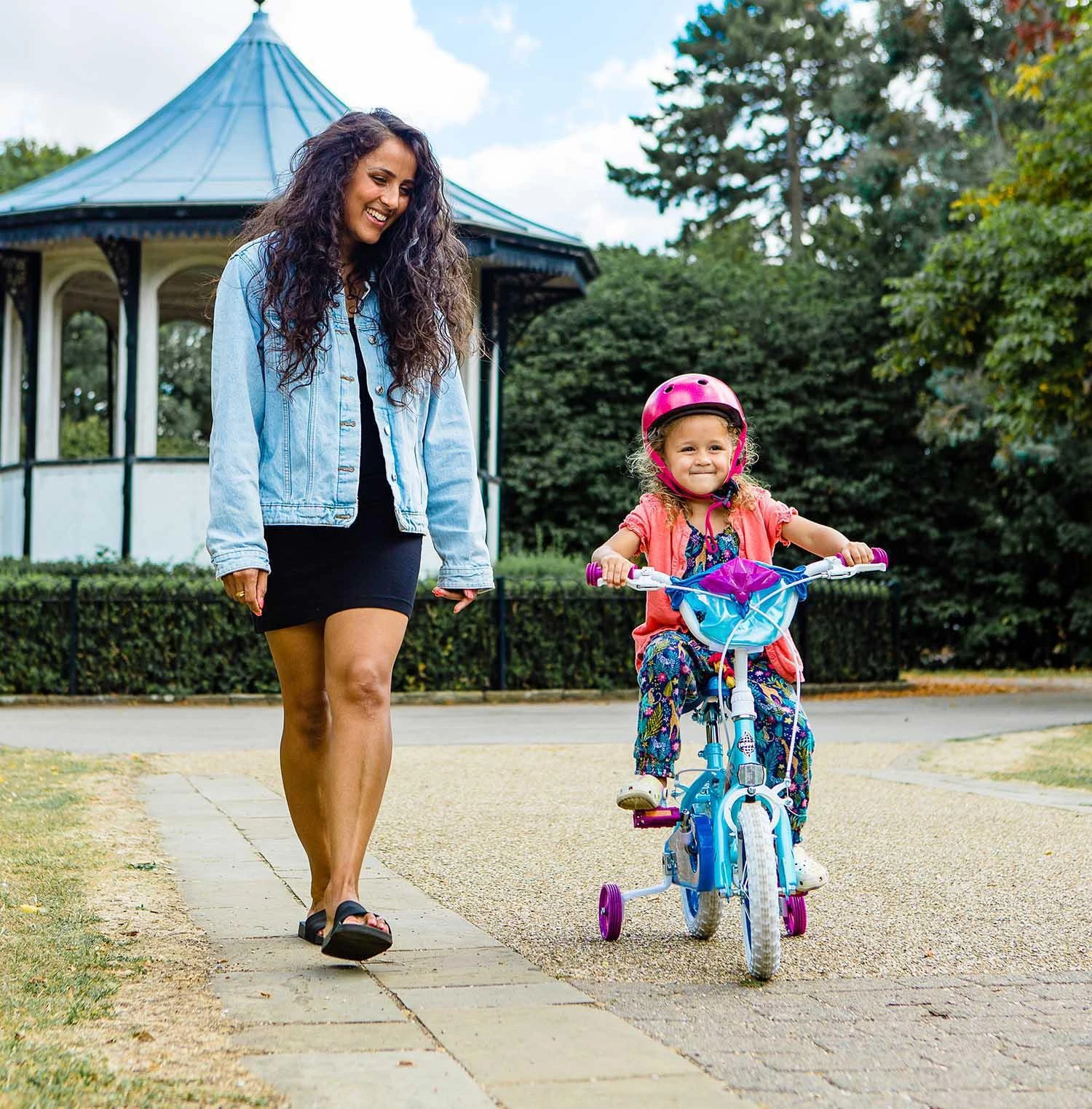 Disney Huffy Frozen Quick Connect Kids Bike - 12" Wheel 9 Disney Huffy Frozen Quick Connect Kids Bike - 12" Wheel - Image 7